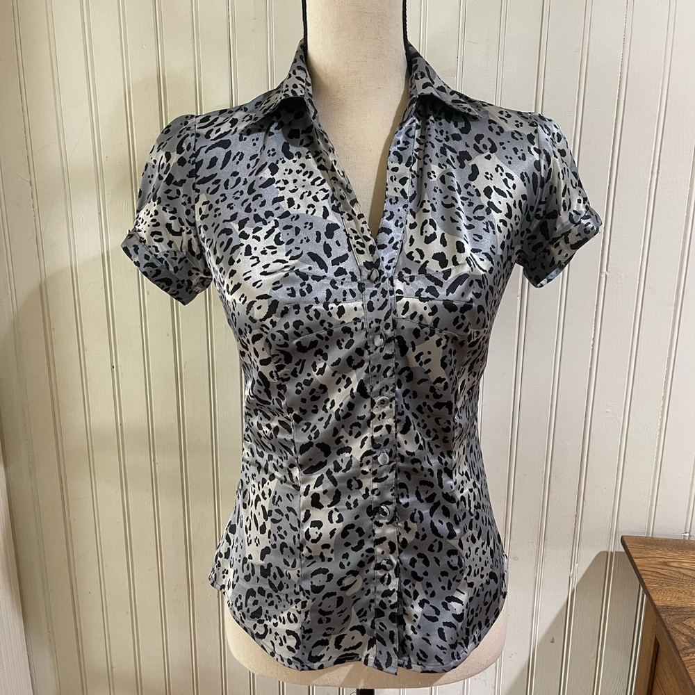 Short sleeve cheetah print blouse size S
